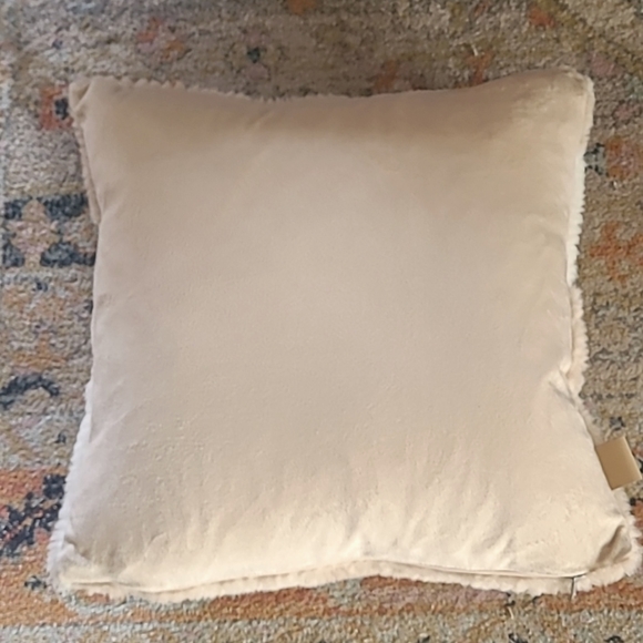 New Pair of UGG Manteo duck feather pillows - Picture 6 of 9